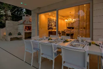 Sumartin 6-Bedroom Villa for Up to 12 Guests