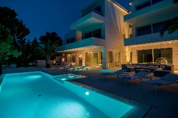 Sumartin 6-Bedroom Villa for Up to 12 Guests