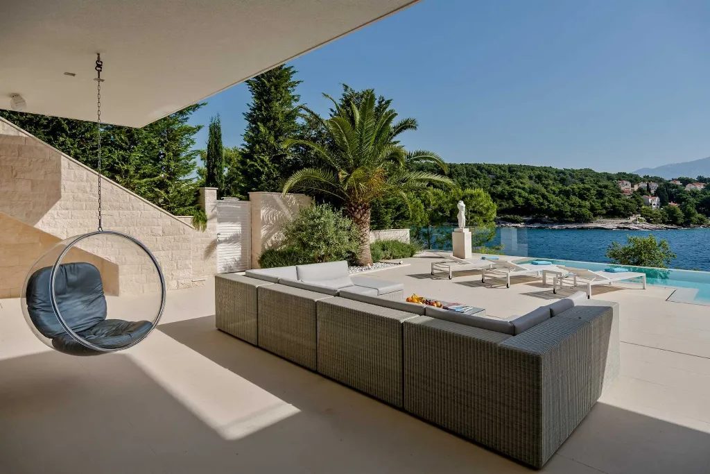 Sumartin 6-Bedroom Villa for Up to 12 Guests