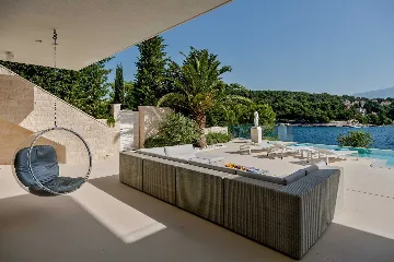 Sumartin 6-Bedroom Villa for Up to 12 Guests