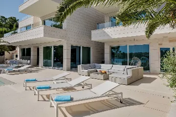 Sumartin 6-Bedroom Villa for Up to 12 Guests