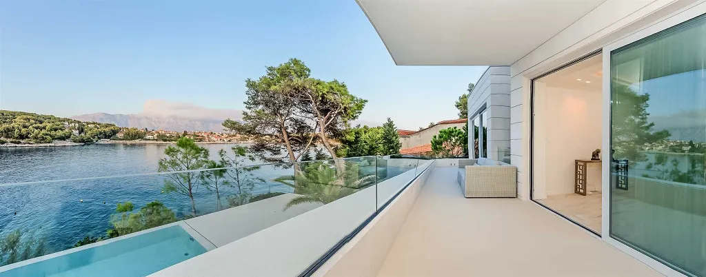 Sumartin 6-Bedroom Villa for Up to 12 Guests