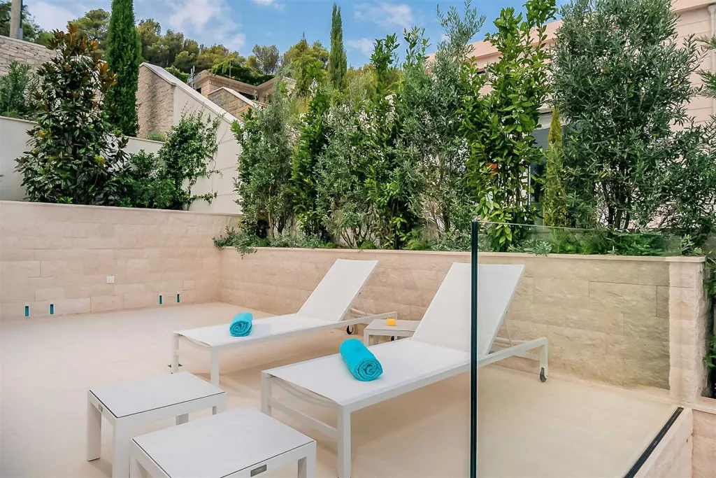 Sumartin 6-Bedroom Villa for Up to 12 Guests