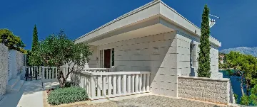 Sumartin 6-Bedroom Villa for Up to 12 Guests
