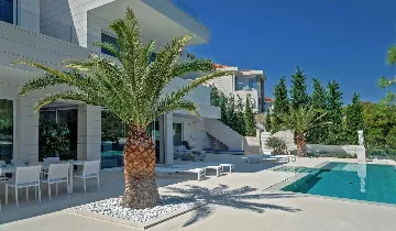 Sumartin 6-Bedroom Villa for Up to 12 Guests