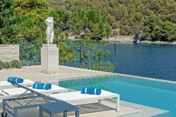 Sumartin 6-Bedroom Villa for Up to 12 Guests