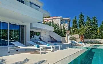 Sumartin 6-Bedroom Villa for Up to 12 Guests