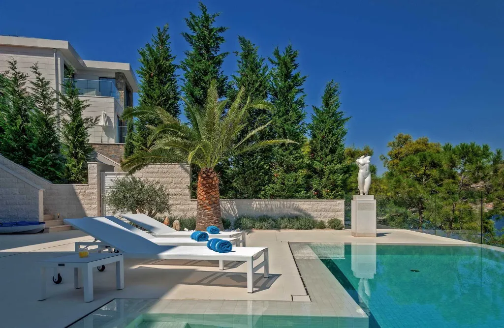 Sumartin 6-Bedroom Villa for Up to 12 Guests