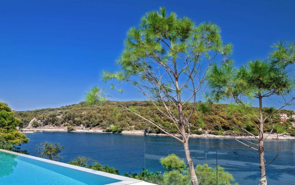 Sumartin 6-Bedroom Villa for Up to 12 Guests