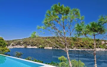 Sumartin 6-Bedroom Villa for Up to 12 Guests