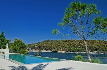 Sumartin 6-Bedroom Villa for Up to 12 Guests