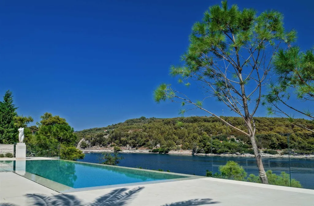 Sumartin 6-Bedroom Villa for Up to 12 Guests