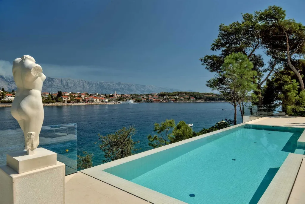 Sumartin 6-Bedroom Villa for Up to 12 Guests