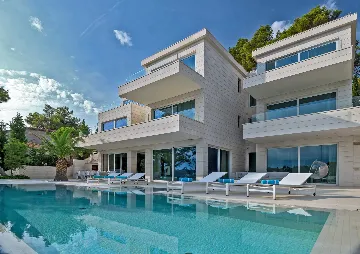 Sumartin 6-Bedroom Villa for Up to 12 Guests