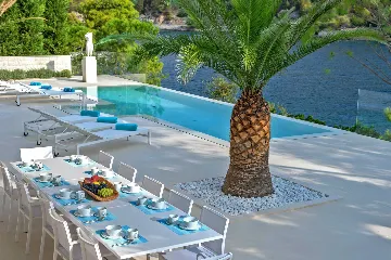 Sumartin 6-Bedroom Villa for Up to 12 Guests