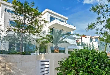 Sumartin 6-Bedroom Villa for Up to 12 Guests