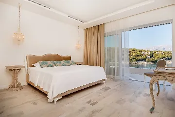 Sumartin 6-Bedroom Villa for Up to 12 Guests