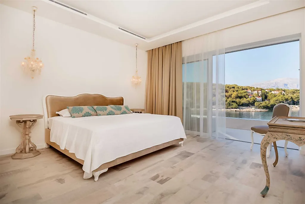 Sumartin 6-Bedroom Villa for Up to 12 Guests