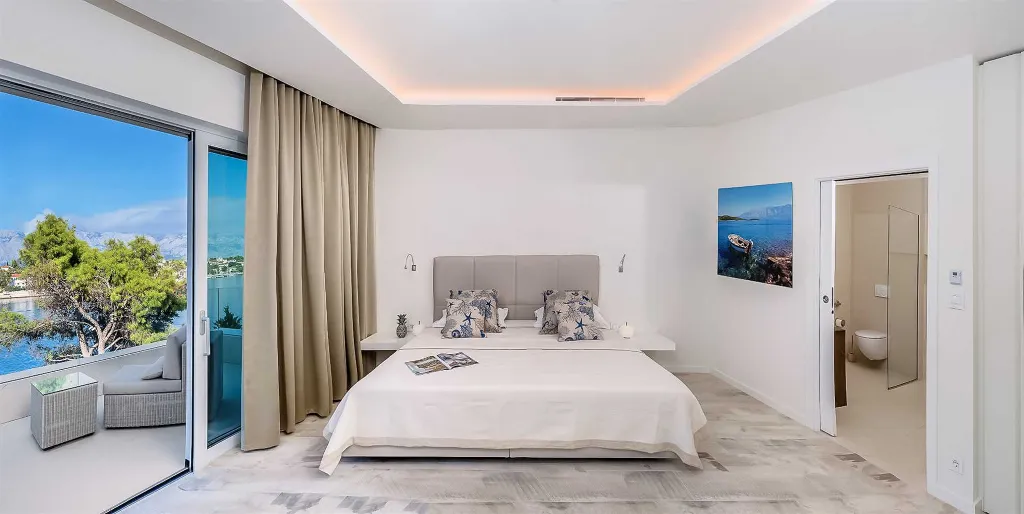 Sumartin 6-Bedroom Villa for Up to 12 Guests