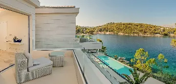 Sumartin 6-Bedroom Villa for Up to 12 Guests