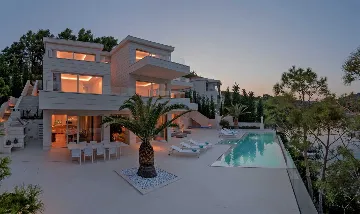 Sumartin 6-Bedroom Villa for Up to 12 Guests