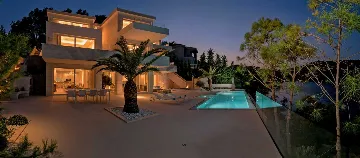 Sumartin 6-Bedroom Villa for Up to 12 Guests