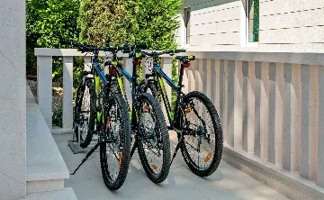 Sumartin 6-Bedroom Villa for Up to 12 Guests