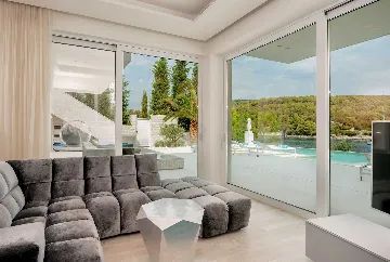 Sumartin 6-Bedroom Villa for Up to 12 Guests