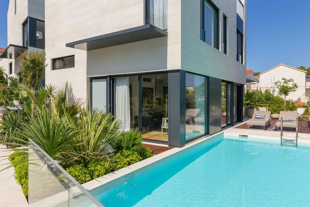 3-Bedroom Villa with Heated Infinity Pool in Sutivan