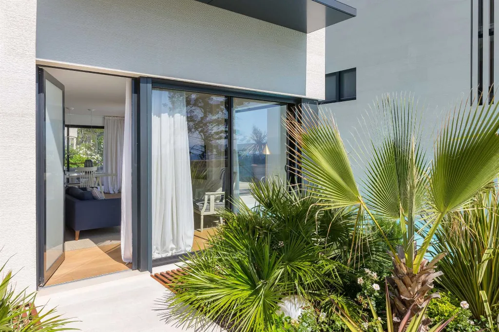 3-Bedroom Villa with Heated Infinity Pool in Sutivan