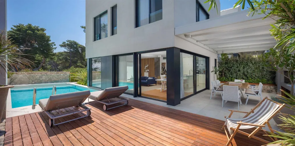 3-Bedroom Villa with Heated Infinity Pool in Sutivan