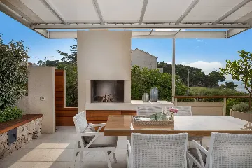 3-Bedroom Villa with Heated Infinity Pool in Sutivan