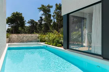 3-Bedroom Villa with Heated Infinity Pool in Sutivan