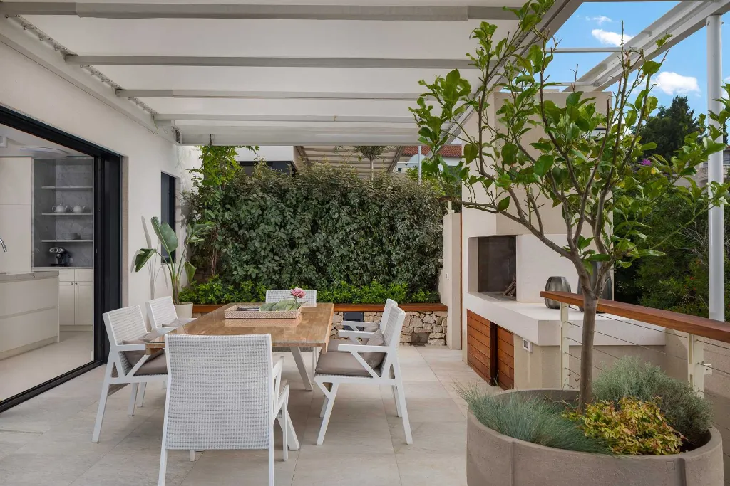 3-Bedroom Villa with Heated Infinity Pool in Sutivan