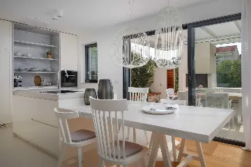 3-Bedroom Villa with Heated Infinity Pool in Sutivan