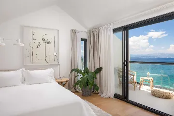 3-Bedroom Villa with Heated Infinity Pool in Sutivan