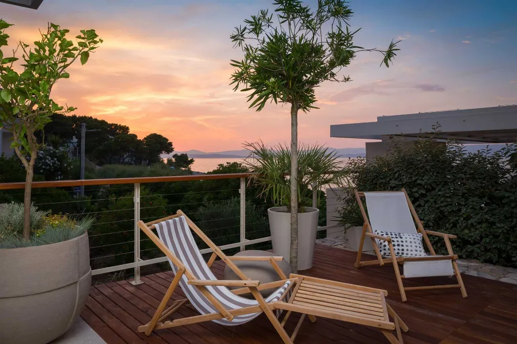 3-Bedroom Villa with Heated Infinity Pool in Sutivan