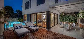 3-Bedroom Villa with Heated Infinity Pool in Sutivan