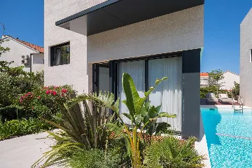 Air-Conditioned Villa in Sutivan with Heated Infinity Pool