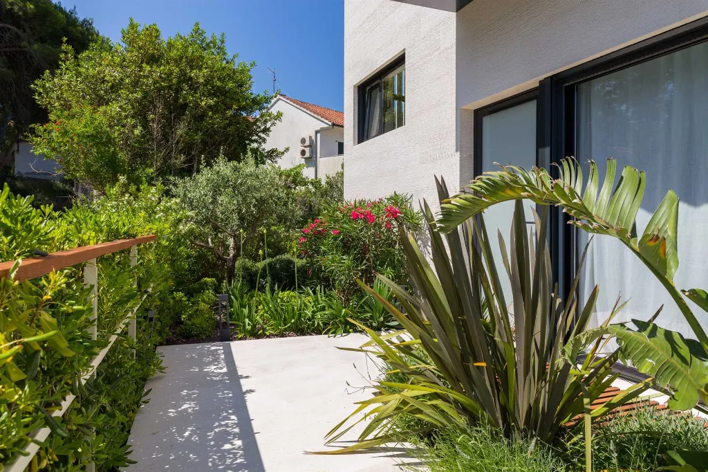 Air-Conditioned Villa in Sutivan with Heated Infinity Pool