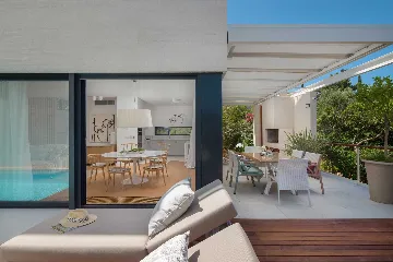 Air-Conditioned Villa in Sutivan with Heated Infinity Pool