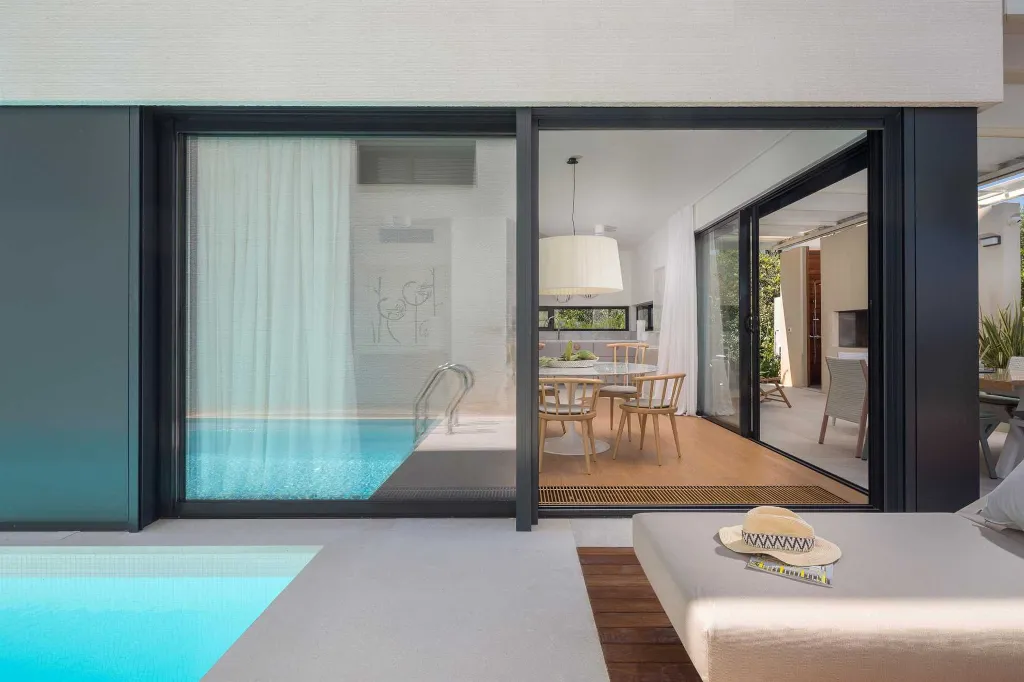 Air-Conditioned Villa in Sutivan with Heated Infinity Pool