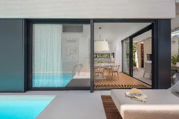 Air-Conditioned Villa in Sutivan with Heated Infinity Pool