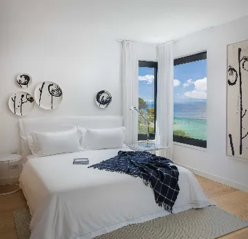 Air-Conditioned Villa in Sutivan with Heated Infinity Pool