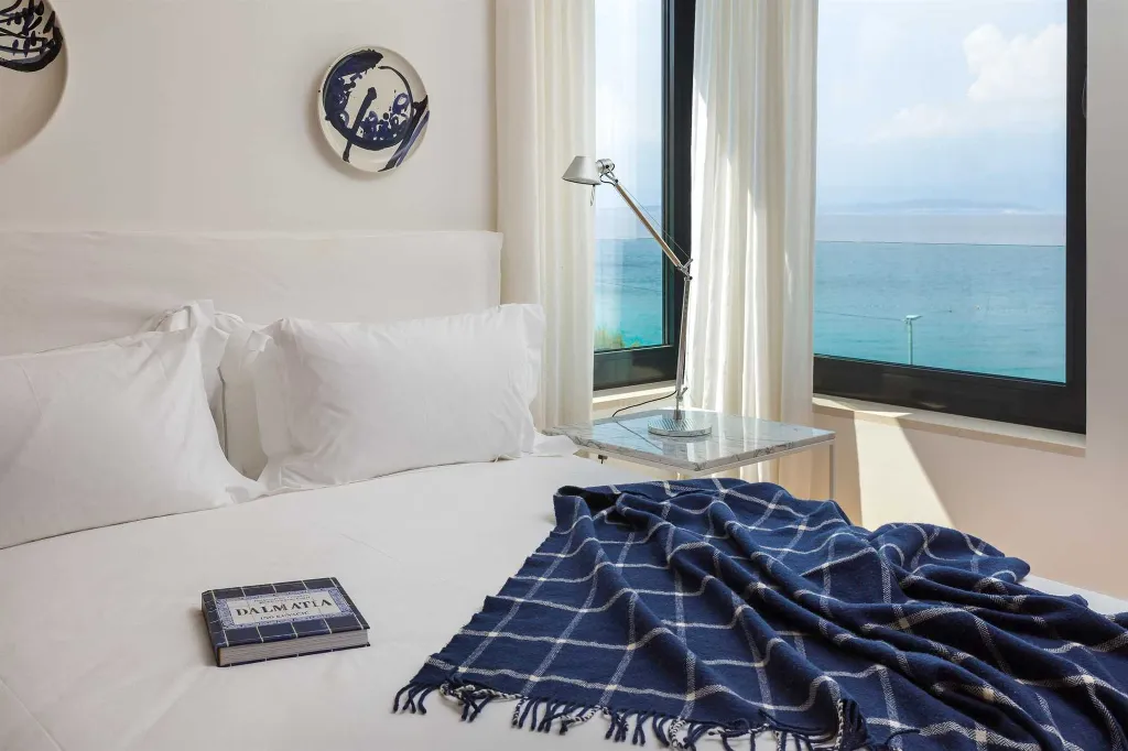 Air-Conditioned Villa in Sutivan with Heated Infinity Pool