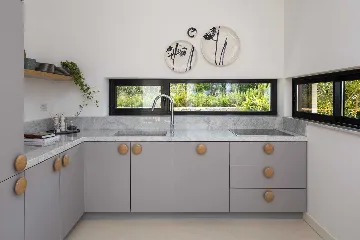 Air-Conditioned Villa in Sutivan with Heated Infinity Pool