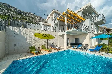 Villa with Heated Outdoor Pool in Mimice (6+2)