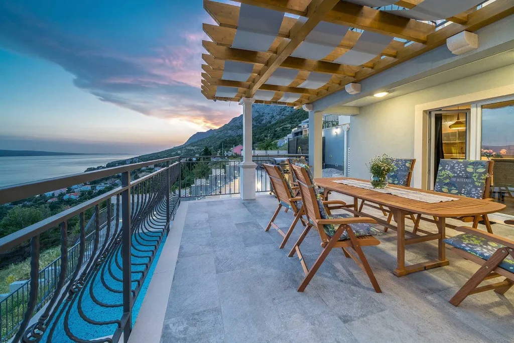 Villa with Heated Outdoor Pool in Mimice (6+2)
