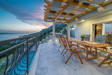 Villa with Heated Outdoor Pool in Mimice (6+2)