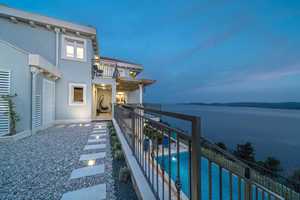 Villa with Heated Outdoor Pool in Mimice (6+2)